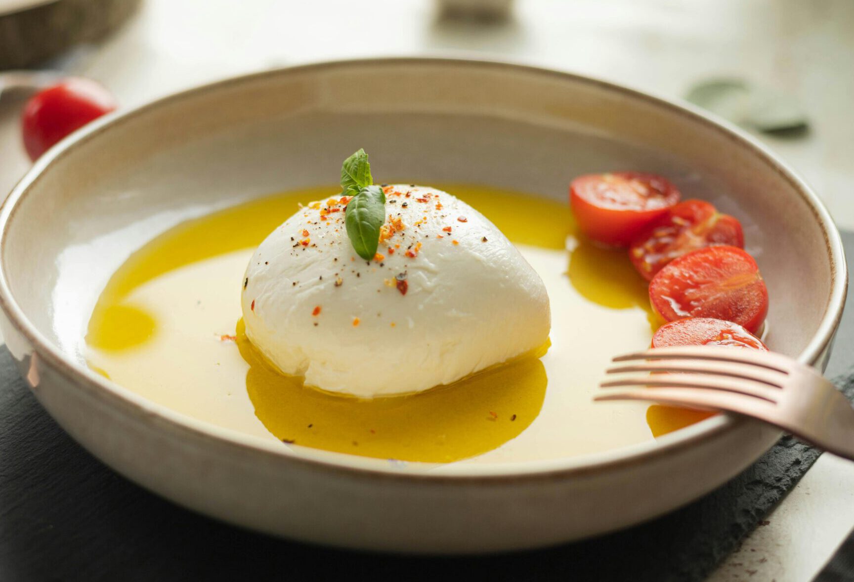 Der Mozzarella Genuss von Caseificio Fanizzi. Mit Olivenöl und Tomaten darf er nicht fehlen unter den Käsesorten von Caseificio Fanizzi